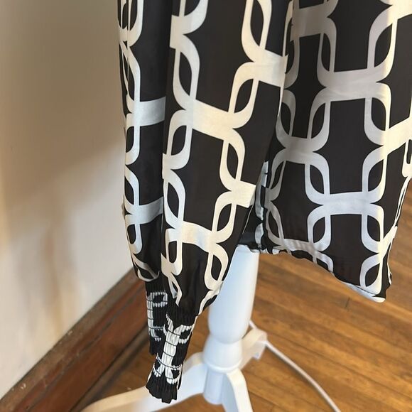 T Tahari Black and White Geometric Long sleeve blouse Size M New - Picture 2 of 11